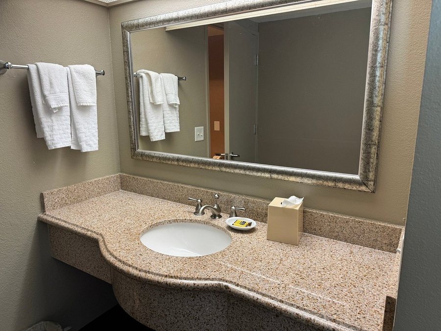 Executive Inn Suites — Bathroom