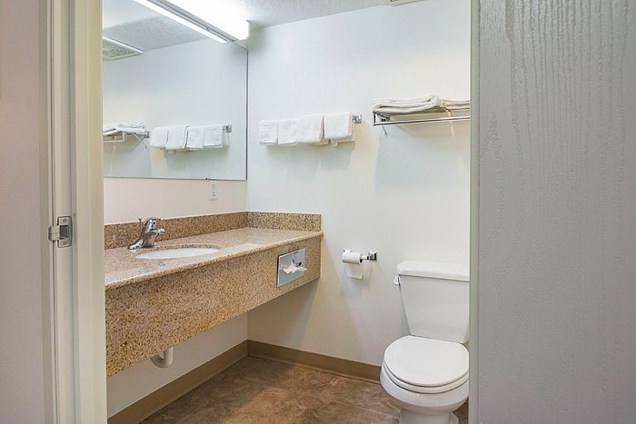Executive Inn Suites — Bathroom