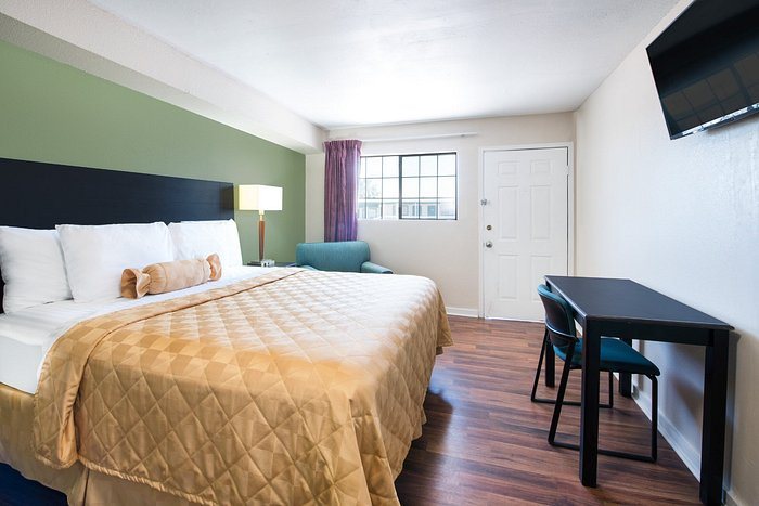 Executive Inn Suites — Guest room
