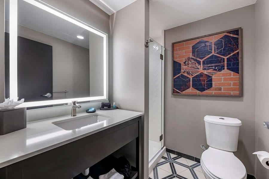 Executive Residency by Best Western Denver East — Bathroom