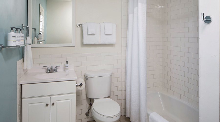 Executive Santa Monica Suites Los Angeles California — Bathroom