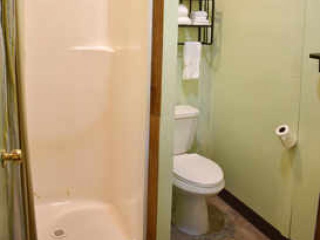 Exit Glacier Lodge — Bathroom