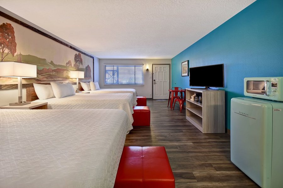 Expedition Lodge — Guest room