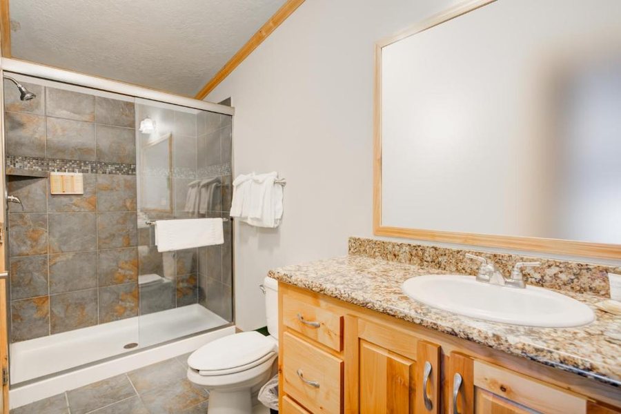 Explorer Cabins At Yellowstone — Bathroom