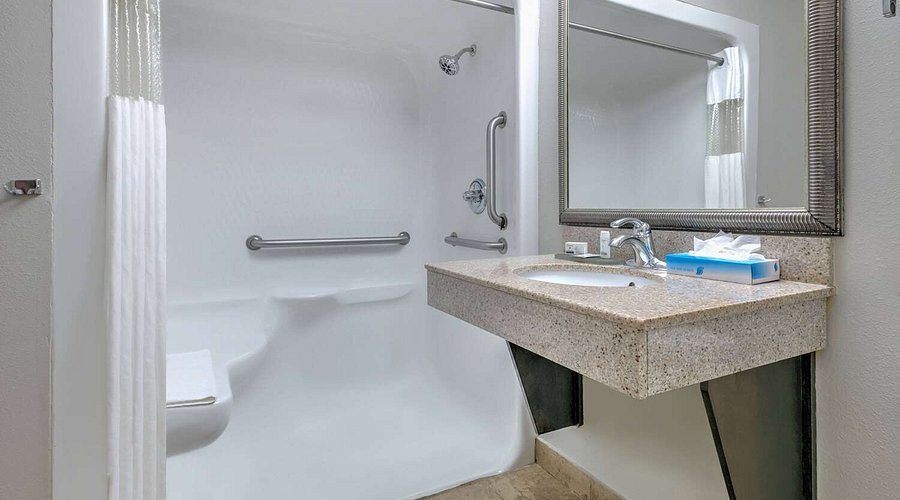 Expo Inn — Bathroom