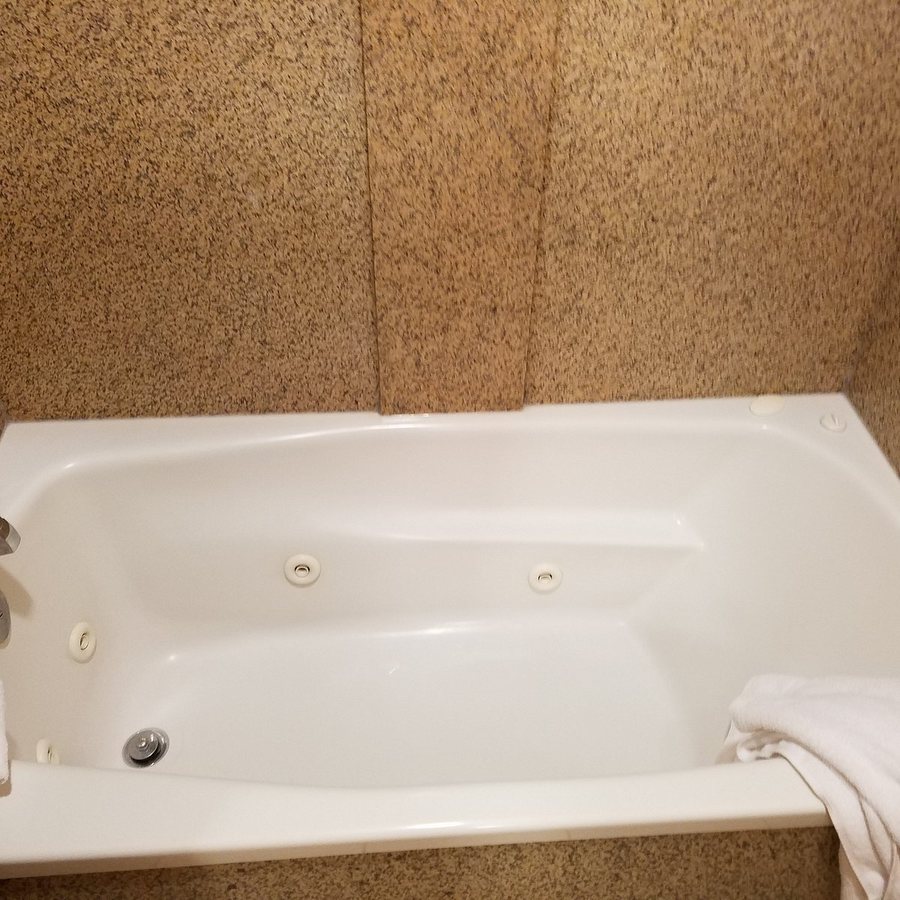 Express Inn and Suites — Bathroom