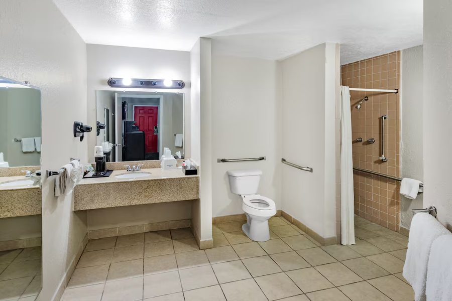 Express Inn Hobby Airport — Bathroom