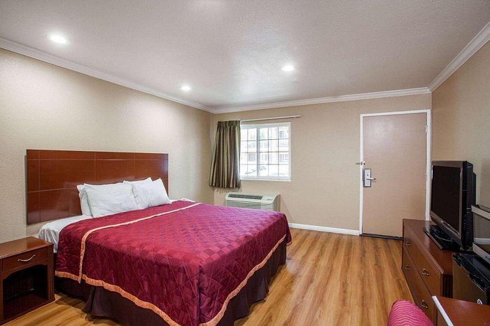 Express Inn Suites Ontario CA — Guest room