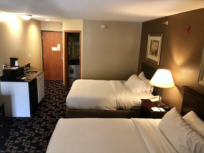 Express Suites Riverport Conference and Event Center — Guest room