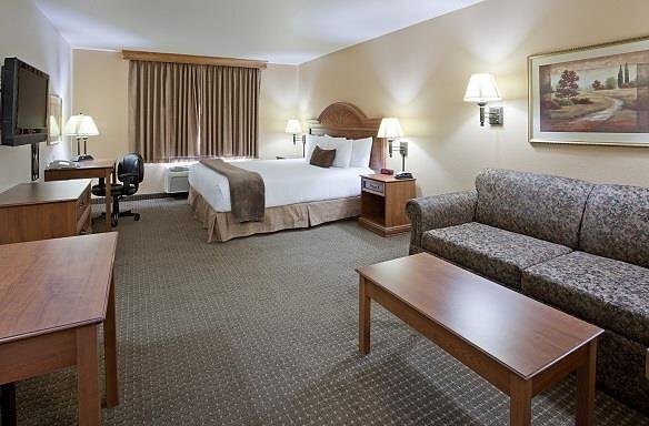 Expressway Suites of Fargo — Guest room