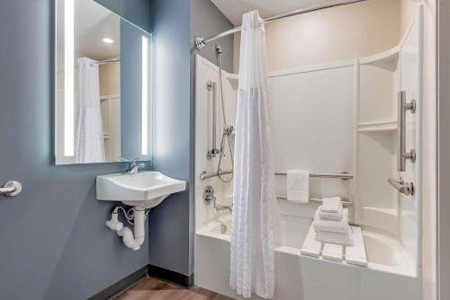 Extended Stay America Austin Metro — Bathroom
