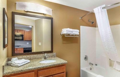 Extended Stay America Bakersfield Chester Lane — Bathroom