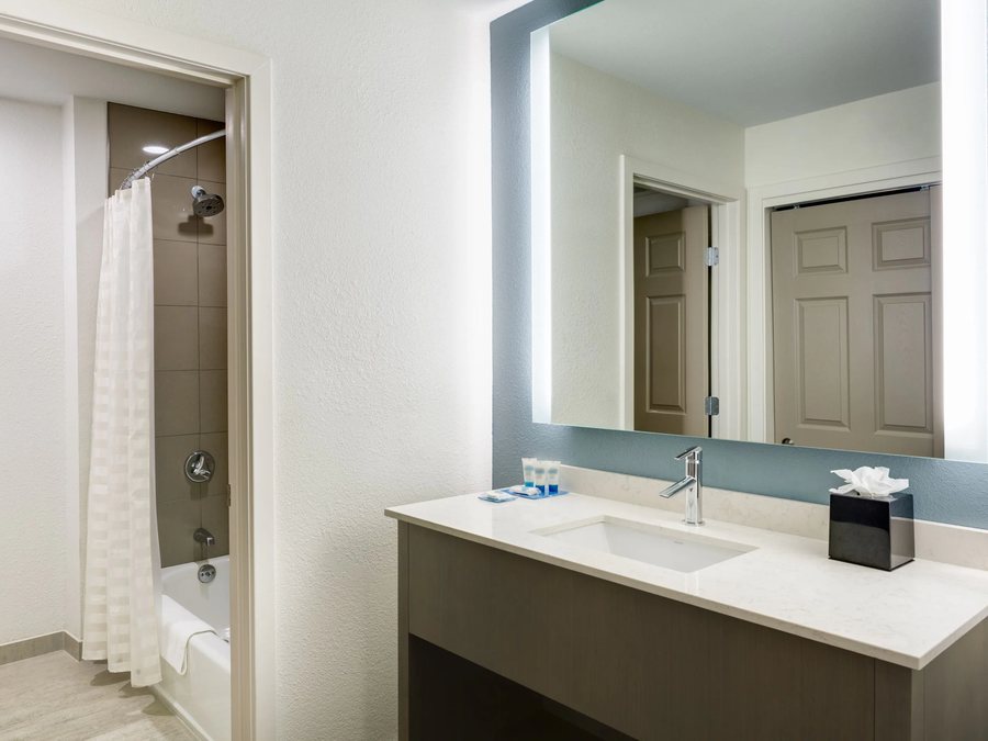 Extended Stay America Boston Waltham 32 4th Ave — Bathroom