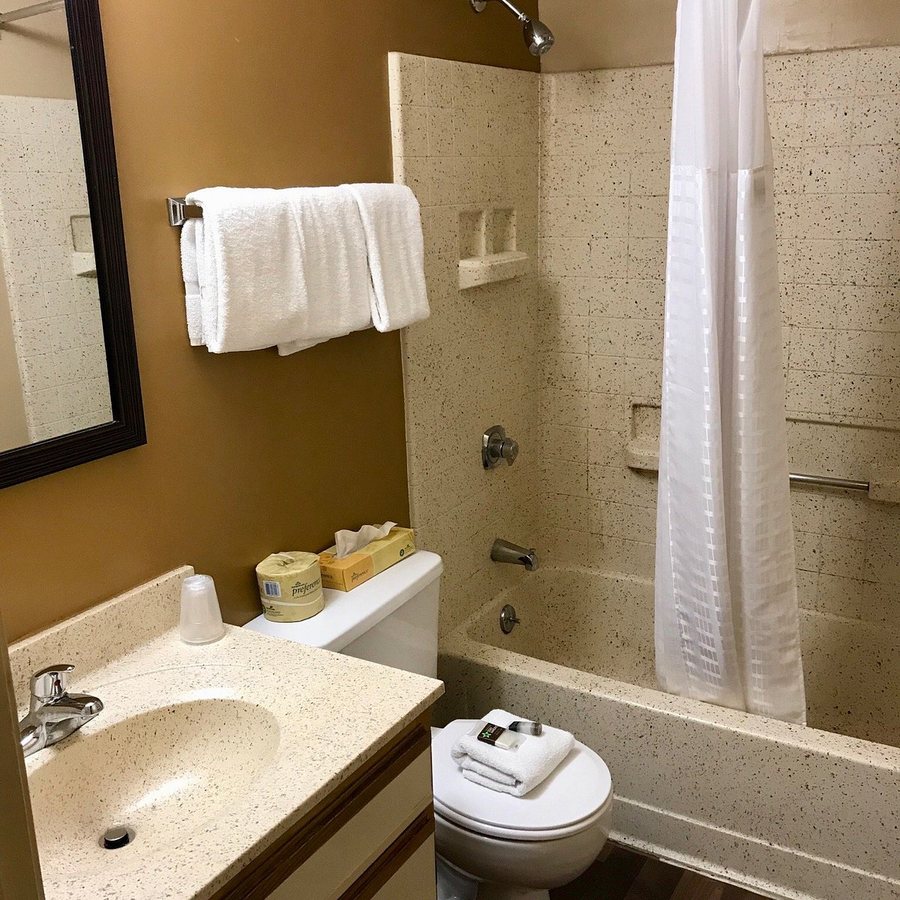 Extended Stay America Cincinnati Blue Ash Reagan Highway — Bathroom