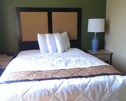 Extended Stay America Cincinnati Blue Ash Reagan Highway — Guest room