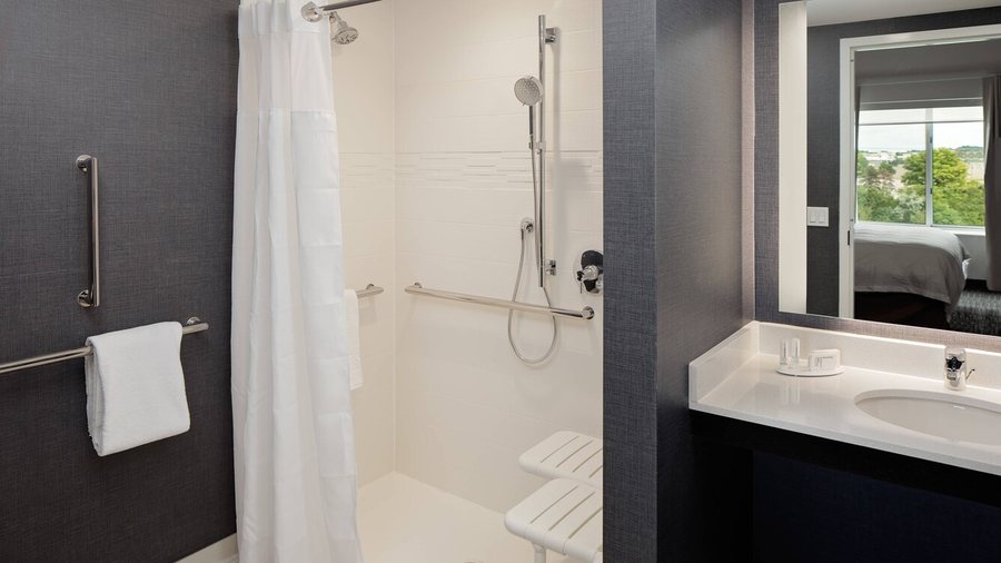 Extended Stay America Detroit Farmington Hills — Bathroom