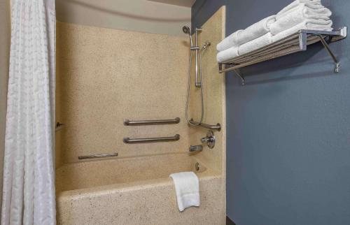 Extended Stay America Edison Raritan Center — Bathroom
