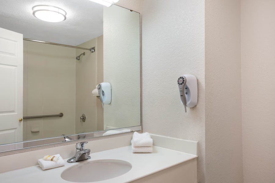 Extended Stay America Fort Lauderdale Plantation — Bathroom