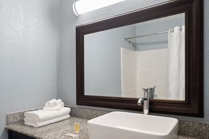 Extended Stay America Fort Wayne South — Bathroom