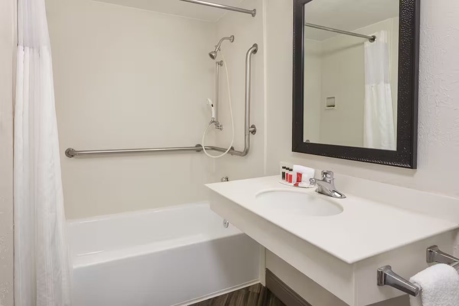 Extended Stay America Greenville Woodruff Road — Bathroom
