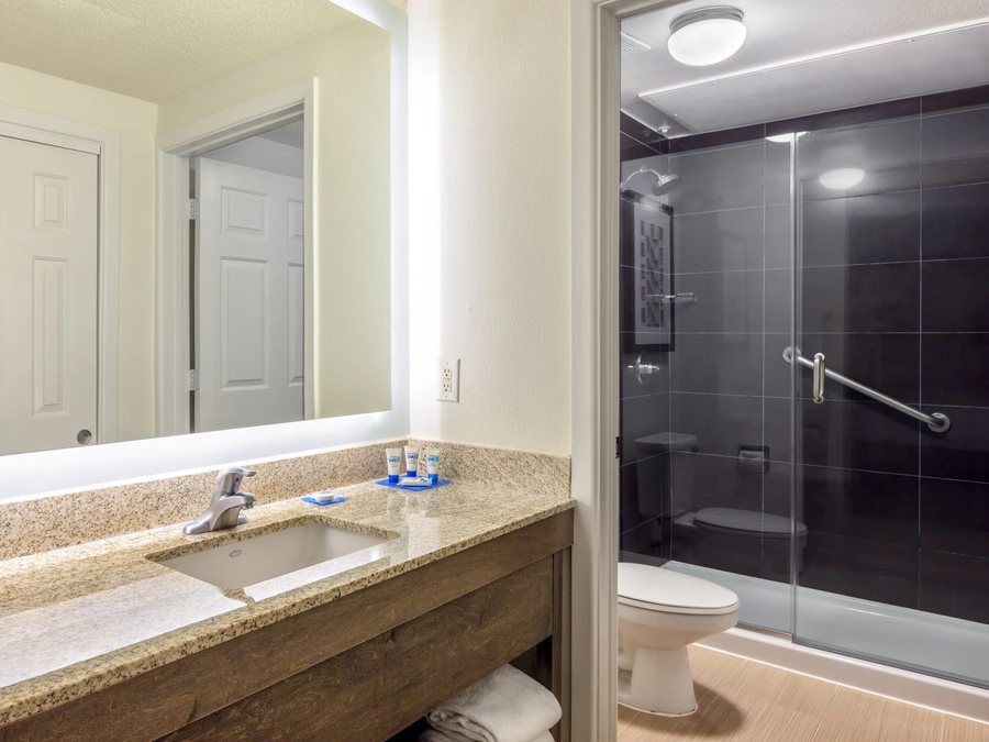 Extended Stay America Houston Galleria Uptown — Bathroom