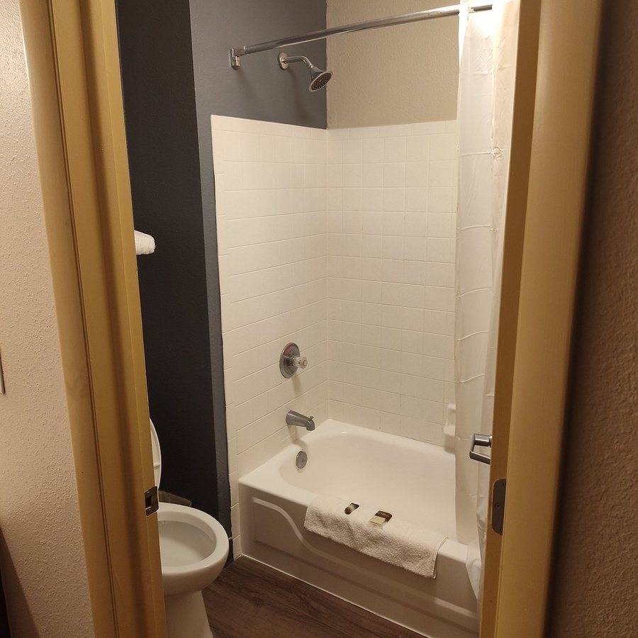 Extended Stay America Indianapolis Airport W Southern Ave — Bathroom
