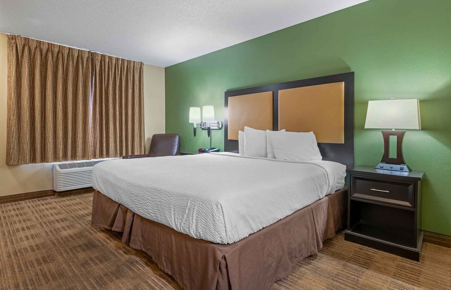 Extended Stay America Indianapolis Airport W Southern Ave — Guest room