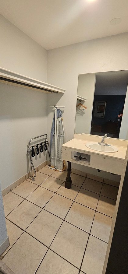 Extended Stay America Los Angeles Northridge Los Angeles California — Bathroom