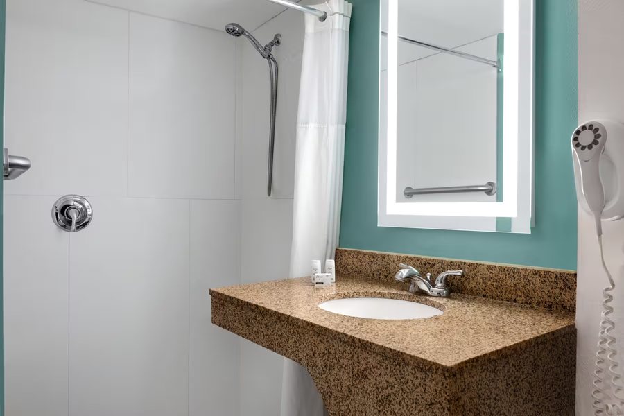 Extended Stay America Louisville Dutchman — Bathroom