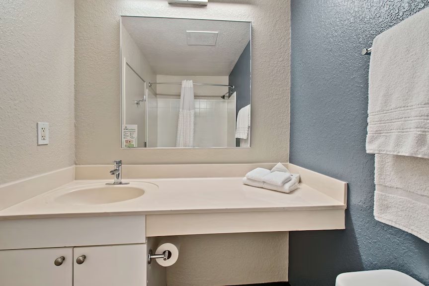 Extended Stay America Miami Airport Blue Lagoon Miami Florida — Bathroom