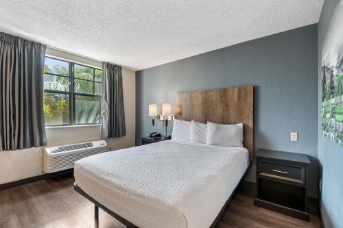 Extended Stay America Miami Downtown Brickell Cruise Port Miami Florida — Guest room