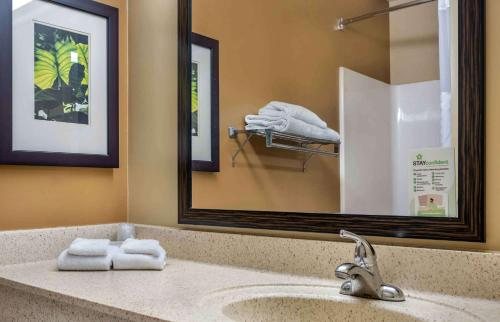 Extended Stay America Milwaukee Wauwatosa — Bathroom