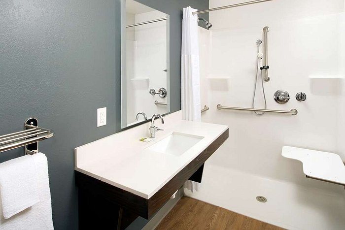 Extended Stay America New Orleans Airport — Bathroom