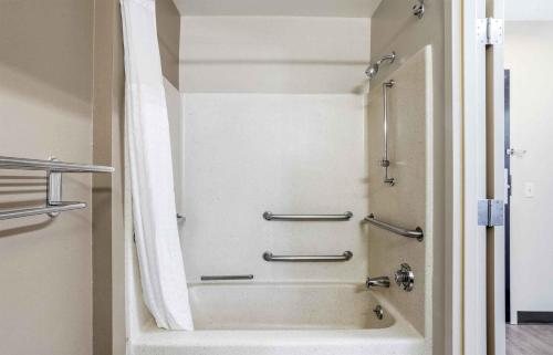 Extended Stay America Norwalk Stamford — Bathroom