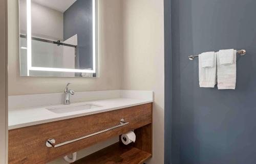 Extended Stay America Pensacola University Mall — Bathroom