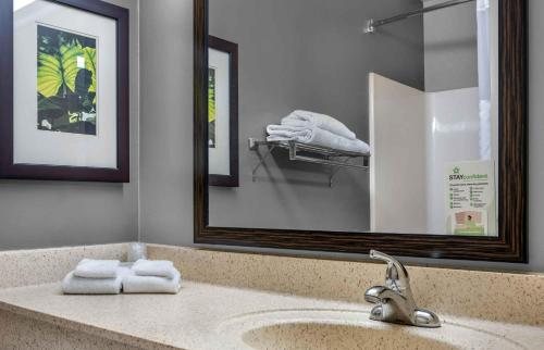 Extended Stay America Philadelphia Airport Bartram Ave — Bathroom