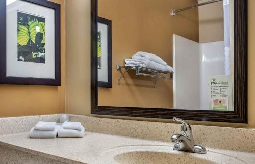 Extended Stay America Philadelphia Airport Tinicum Blvd — Bathroom