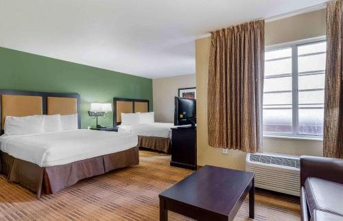 Extended Stay America Pleasanton Chabot Dr — Guest room