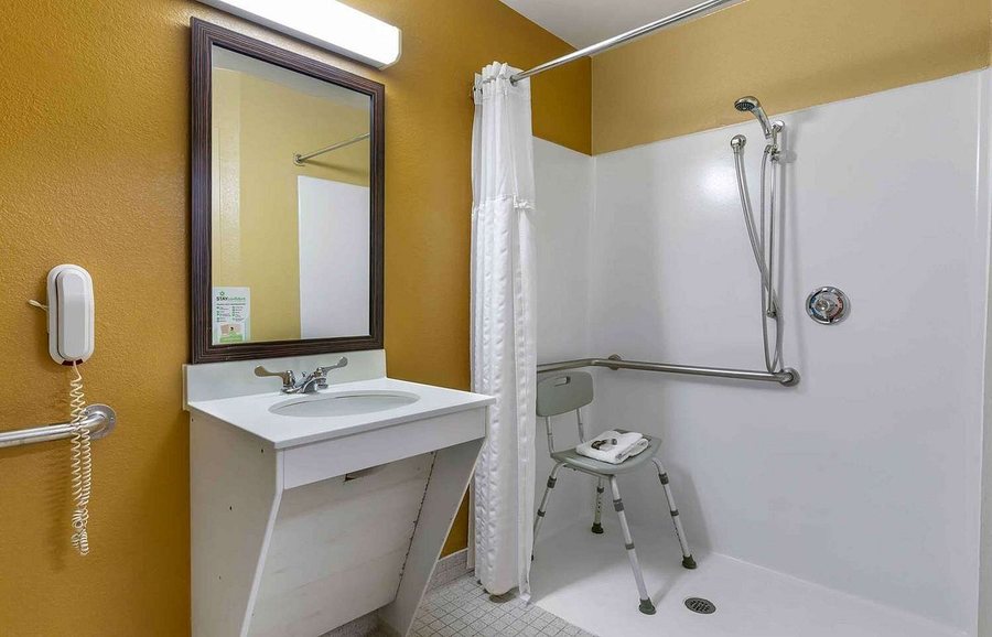 Extended Stay America Providence Warwick — Bathroom