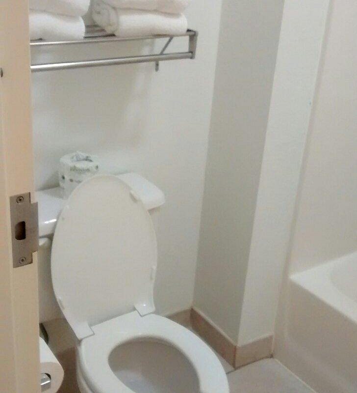 Extended Stay America Richmond W Broad Street Glenside North — Bathroom