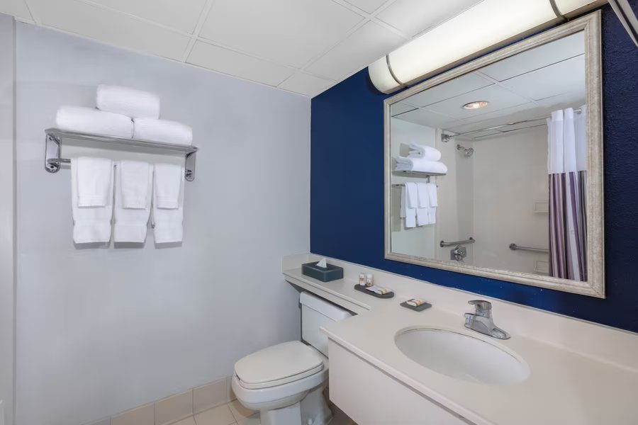 Extended Stay America Secaucus Meadowlands — Bathroom