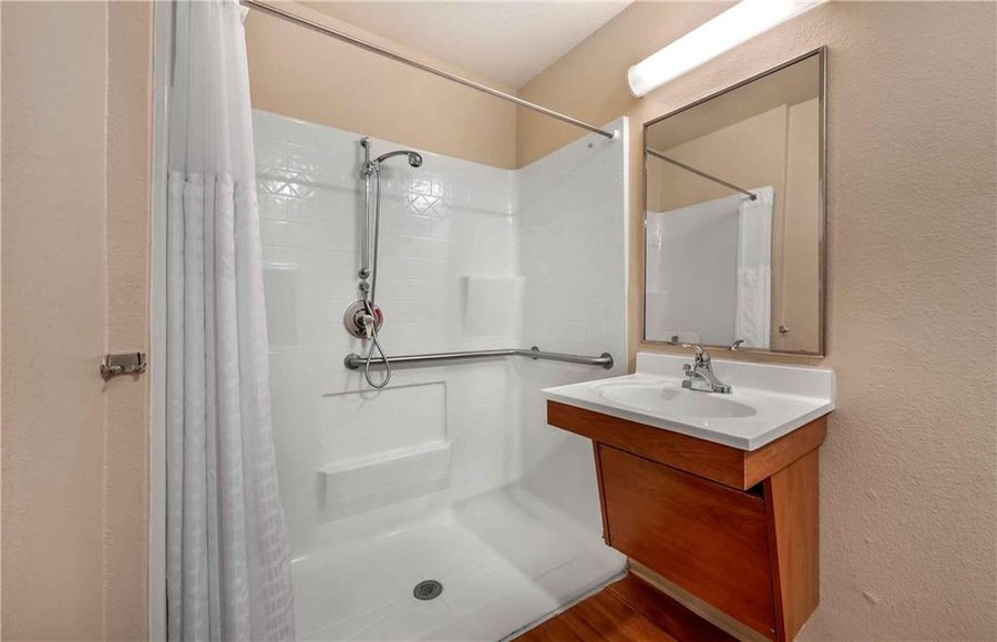 Extended Stay America Select Suites Atlanta Chamblee — Bathroom
