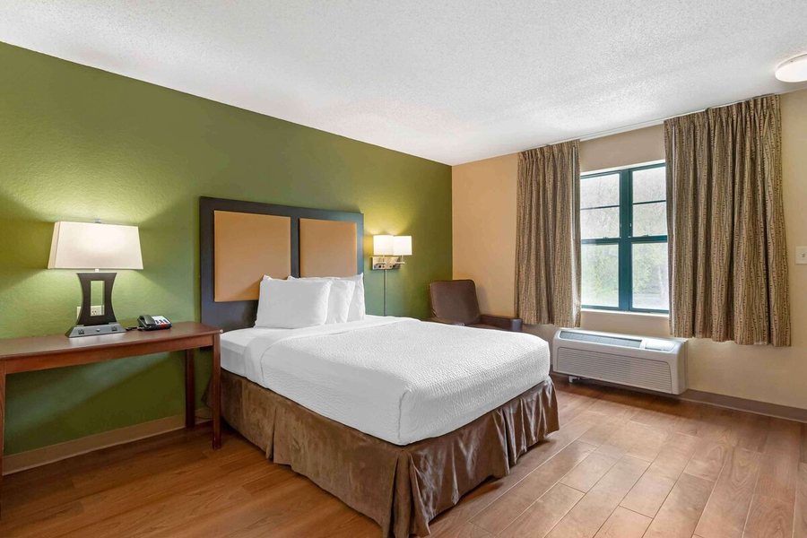 Extended Stay America Select Suites Atlanta Cumberland Mall — Guest room