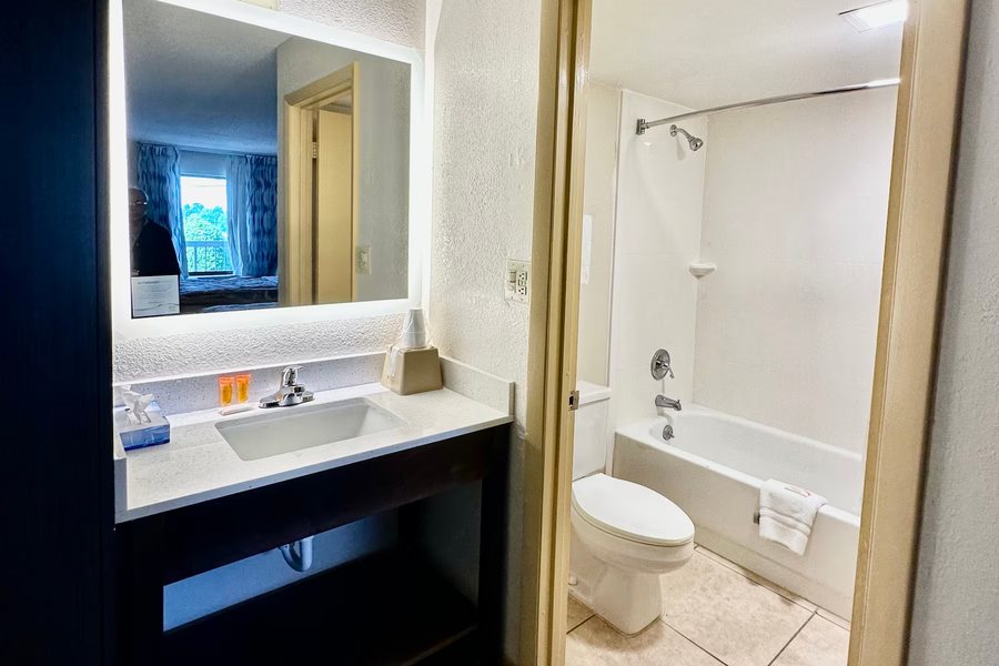 Extended Stay America Select Suites Charlotte Northlake — Bathroom