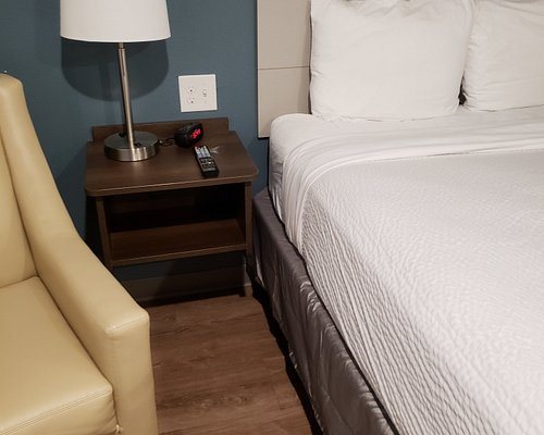 Extended Stay America Select Suites Charlotte Northlake — Guest room