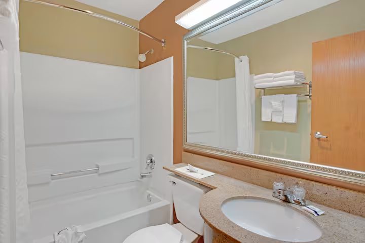 Extended Stay America Select Suites Charlotte University Place — Bathroom