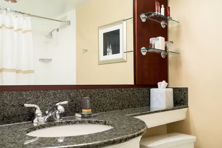 Extended Stay America Select Suites Cleveland Airport — Bathroom