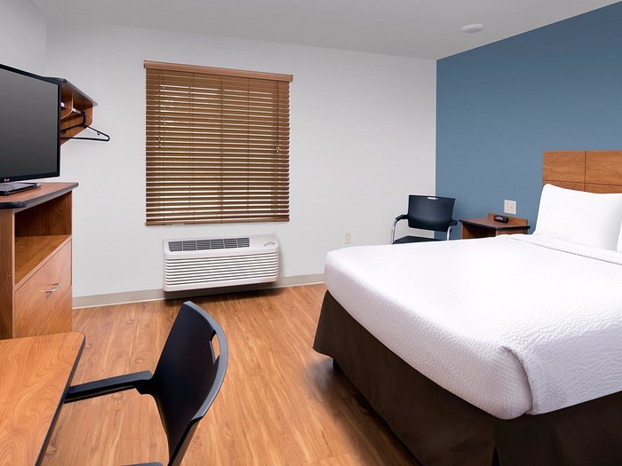 Extended Stay America Select Suites Cleveland Airport — Guest room