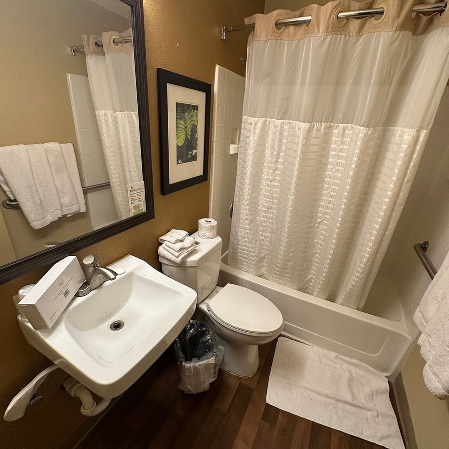 Extended Stay America Select Suites Dayton Miamisburg — Bathroom