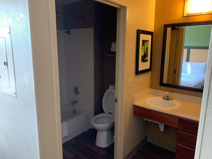 Extended Stay America Select Suites Denver Aurora South — Bathroom
